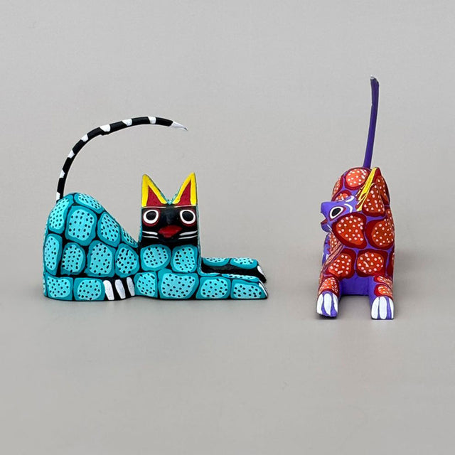 GATO ECHADO MINI MANCHITA-LDV